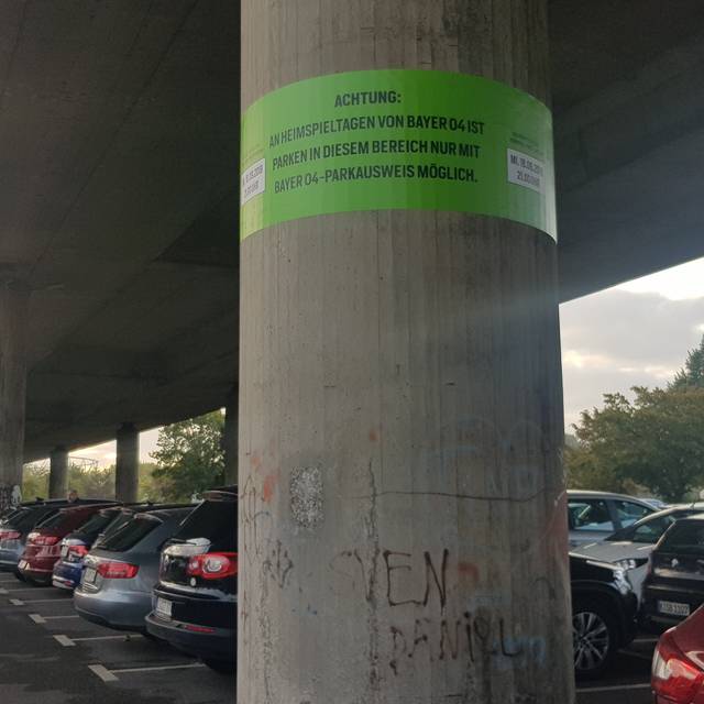 Stelzenautobahn, Fußball, Parkplätze, Abschleppen, Abschleppaktion