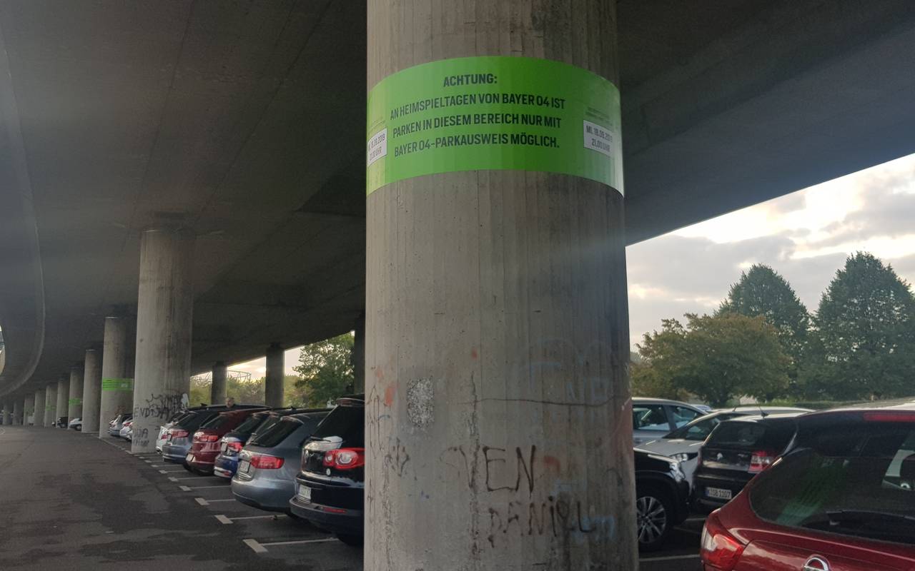 Stelzenautobahn, Fußball, Parkplätze, Abschleppen, Abschleppaktion