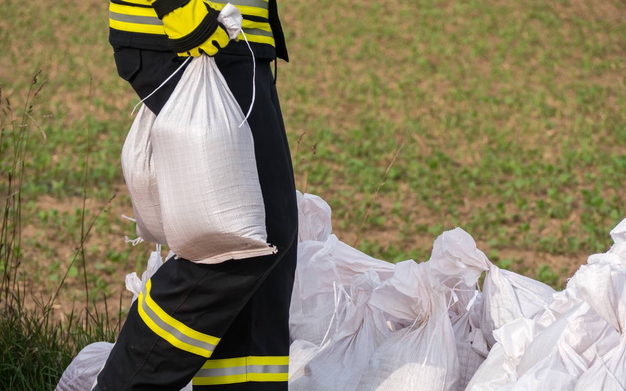 Hochwasser, Wasser, Staudamm, Feuerwehr,Rhein, Überschwemmungen