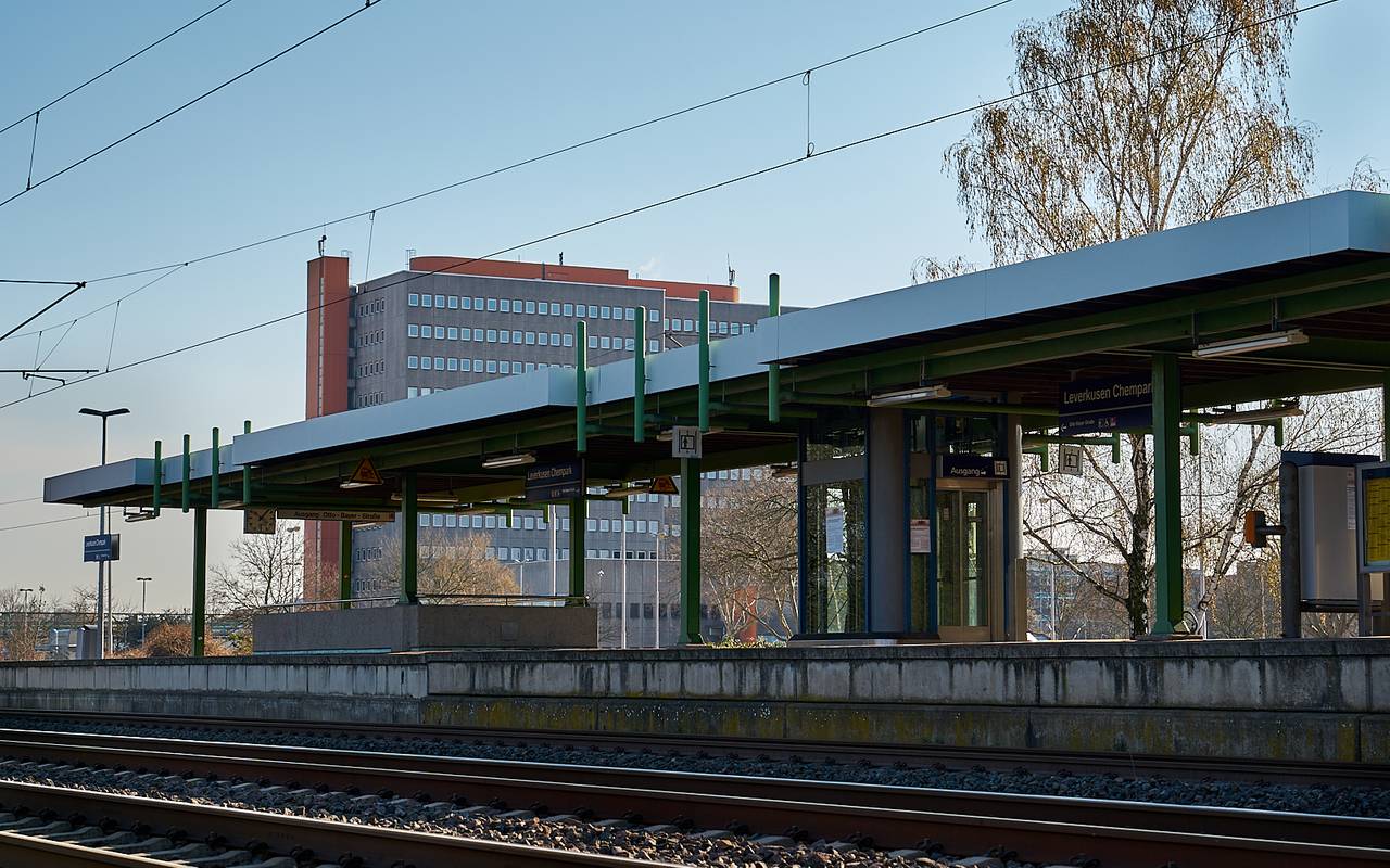 Bahnhof, Chempark, Schild, Bahnhof Chempark, Symbolbild