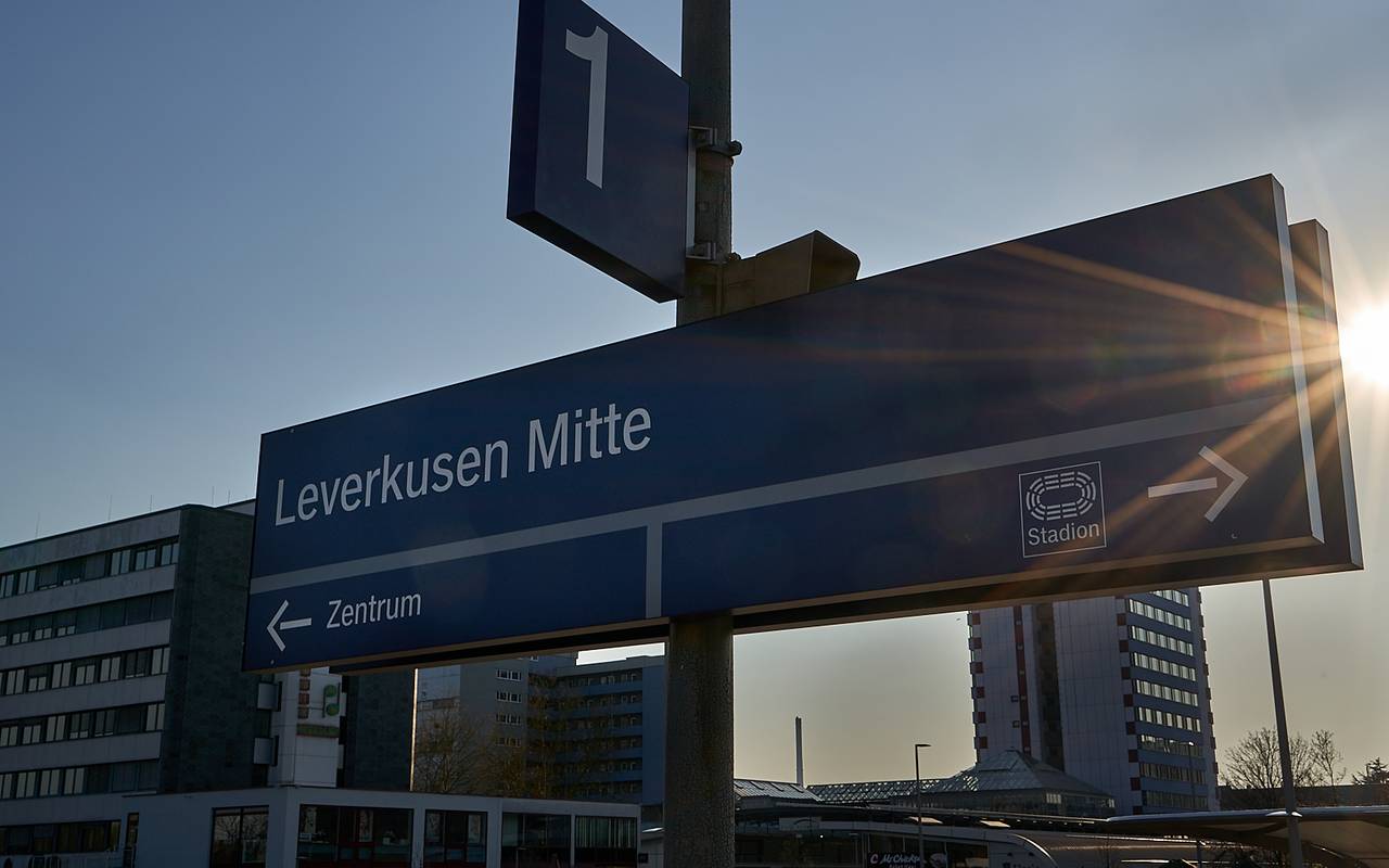 Bahnhof Leverkusen Mitte, Bahnhof Wiesdorf, Bahnhof, Schild, Bahnhof Mitte, Wiesdorf, Symbolbild