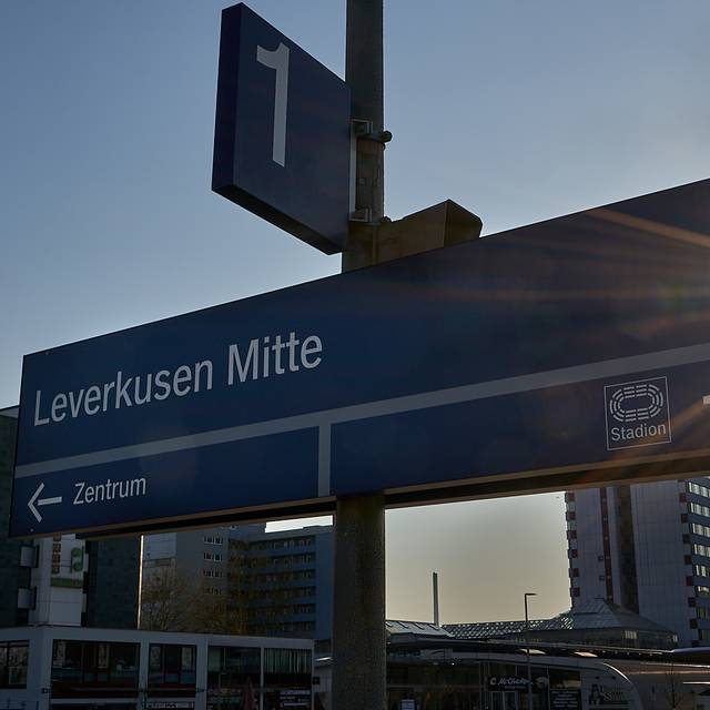Bahnhof Leverkusen Mitte, Bahnhof Wiesdorf, Bahnhof, Schild, Bahnhof Mitte, Wiesdorf, Symbolbild