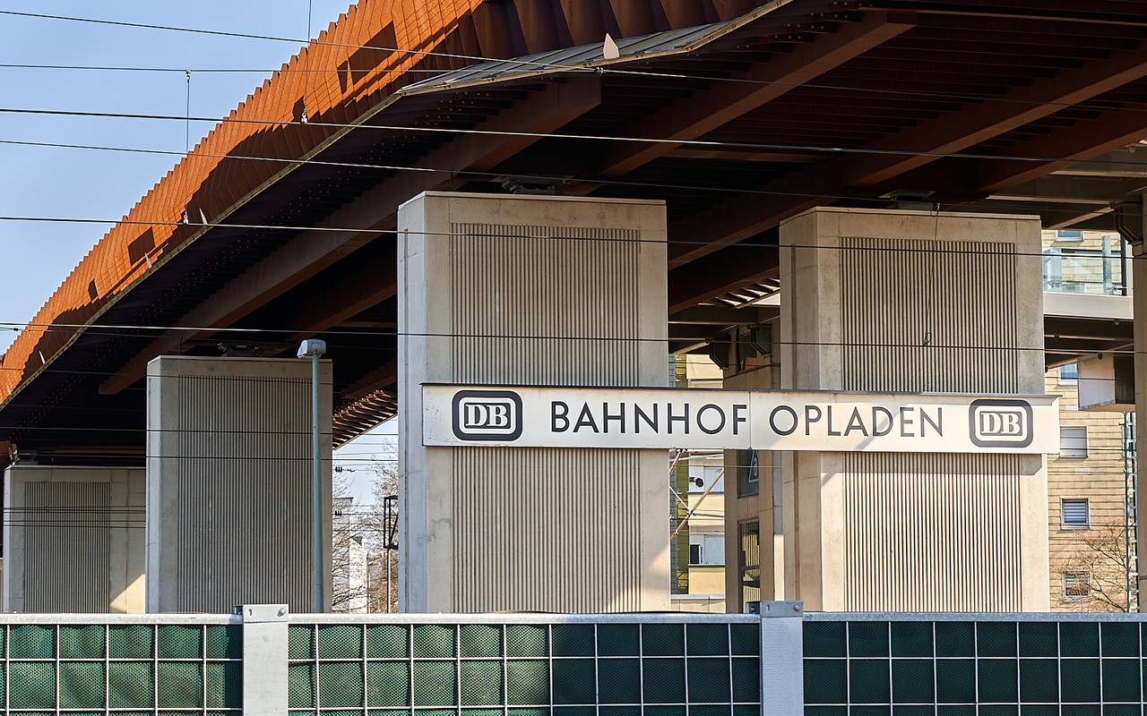 Bahnhof Opladen, Bahnhof, Opladen, Schild, Symbolbild