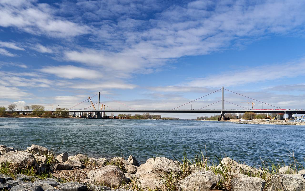 Rheinufer, Rhein, Leverkusen ,Rheinbrücke, Symbolbild
