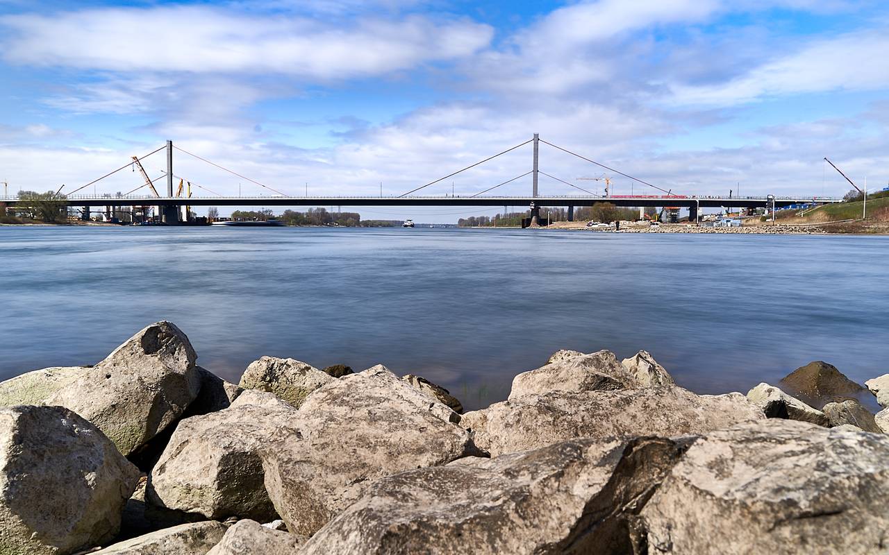 Rheinufer, Rhein, Leverkusen ,Rheinbrücke, Symbolbild