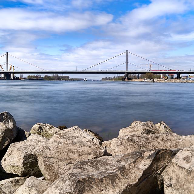 Rheinufer, Rhein, Leverkusen ,Rheinbrücke, Symbolbild