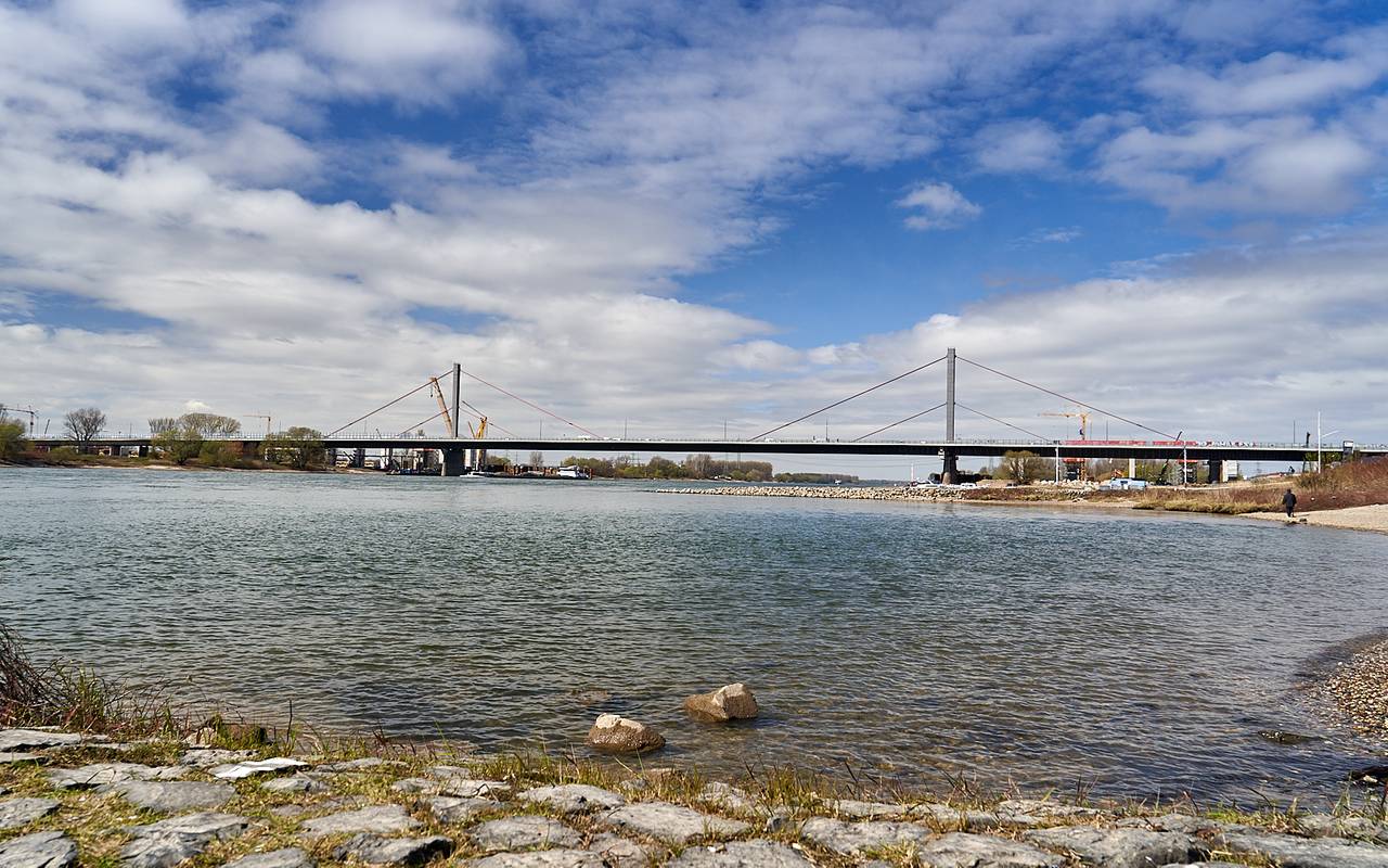 Rheinufer, Rhein, Leverkusen ,Rheinbrücke, Symbolbild
