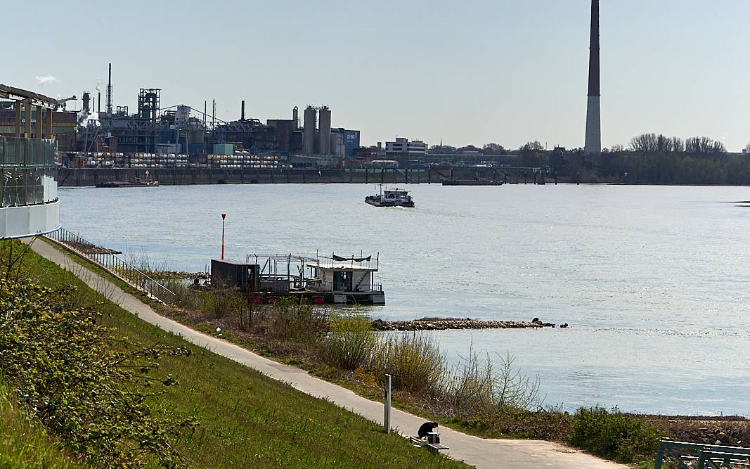 Rheinufer, Rhein, Leverkusen ,Chempark, Bayer, Symbolbild