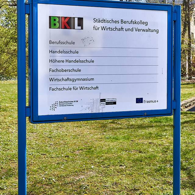 Städtisches Berufskolleg für Wirtschaft und Verwaltung, Berufskolleg, Kinder, Symoblbild, Schule, Schild