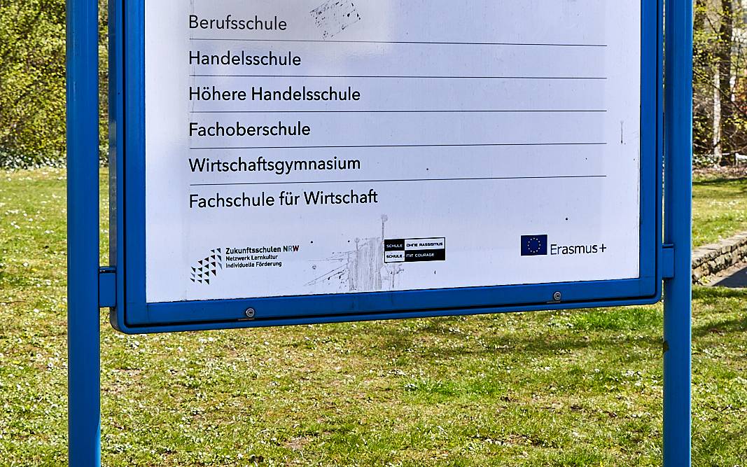 Städtisches Berufskolleg für Wirtschaft und Verwaltung, Berufskolleg, Kinder, Symoblbild, Schule, Schild
