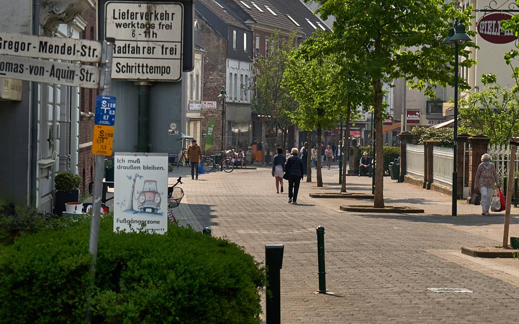Fußgängerzone, Schlebusch, Menschen, Läden, Einkaufen, Symbolbild, Schild, Schilder
