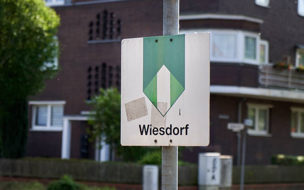 Stadtteilschild Leverkusen-Wiesdorf, Schild, Leverkusen, Wiesdorf, Symbolbild