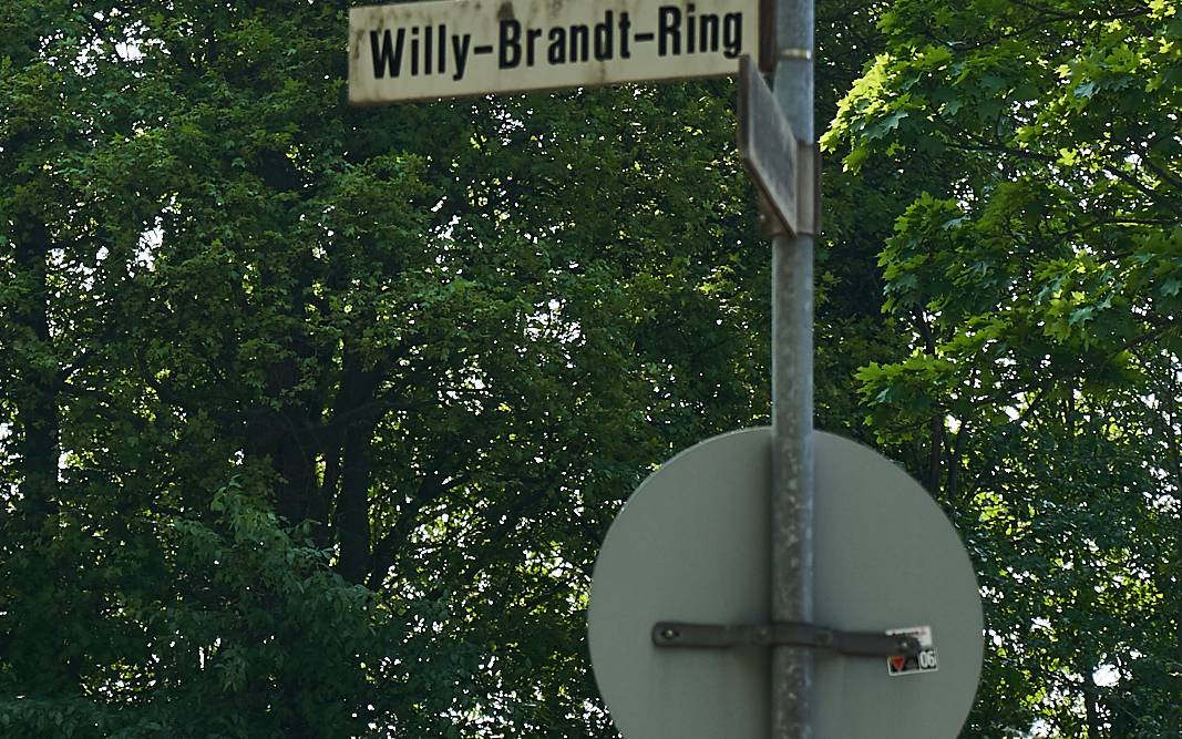 Schild Willy-Brandt-Ring, Schild, Symbolbild, Straße, Kreuzung