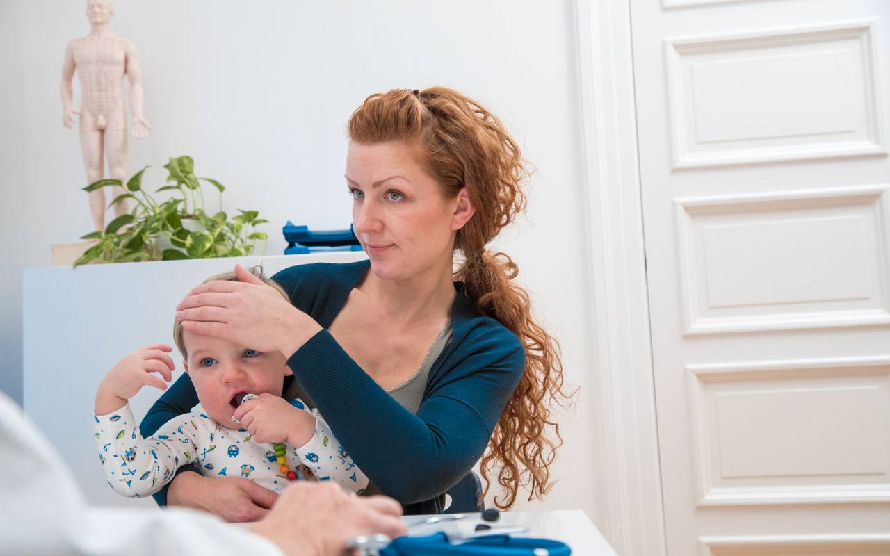 Mit einem kranken Kind ist der Besuch beim Kinderarzt sinnvoll.