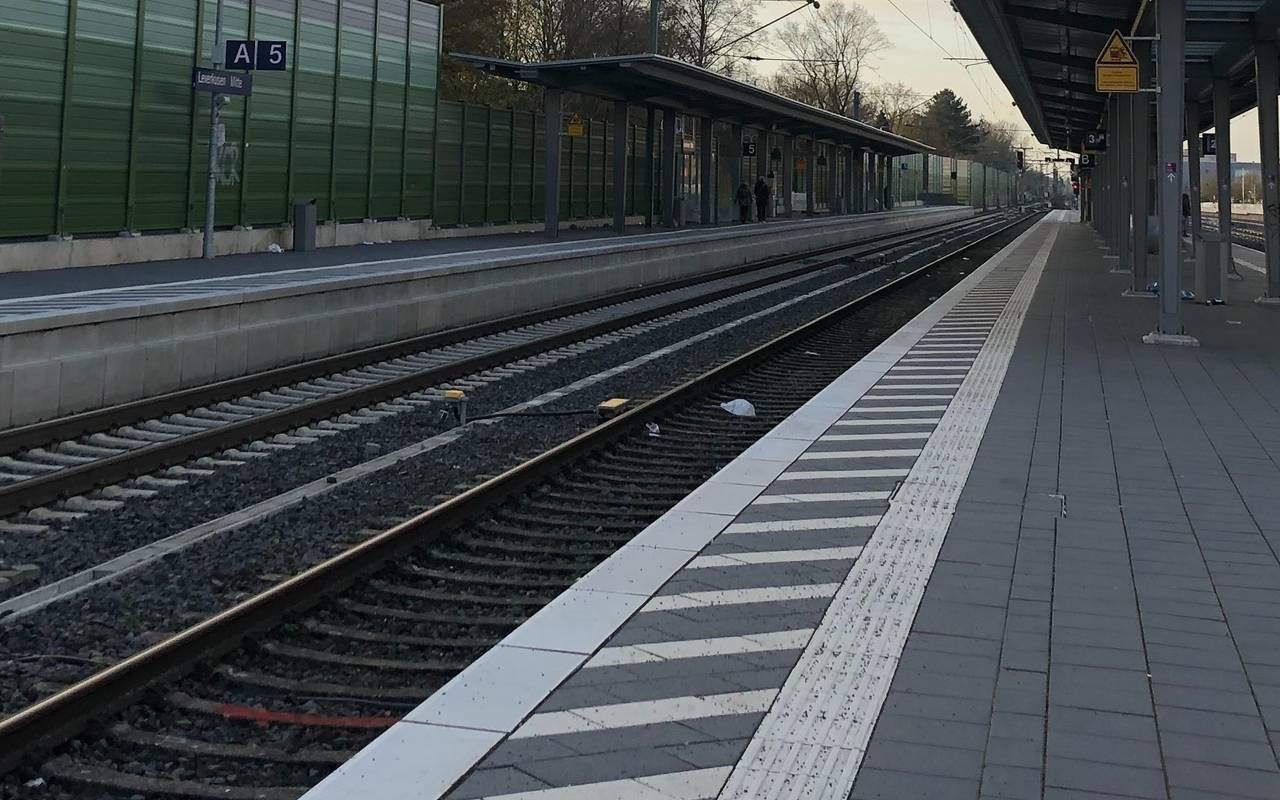 Menschenleere Bahnsteige am Bahnhof Leverkusen-Mitte