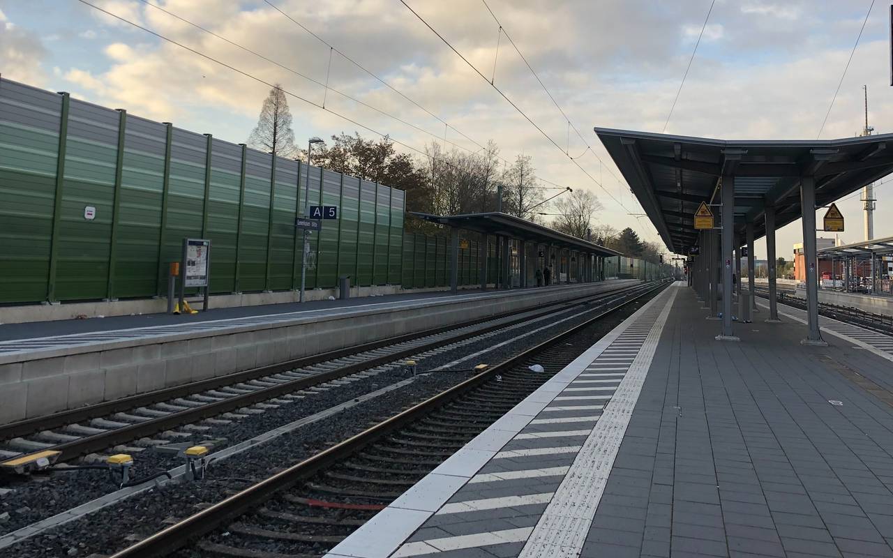Menschenleere Bahnsteige am Bahnhof Leverkusen-Mitte