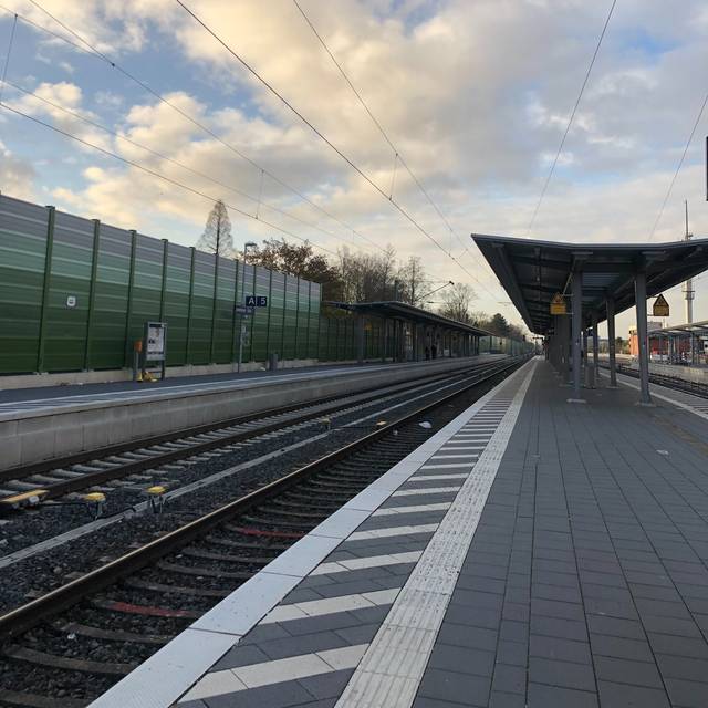 Menschenleere Bahnsteige am Bahnhof Leverkusen-Mitte