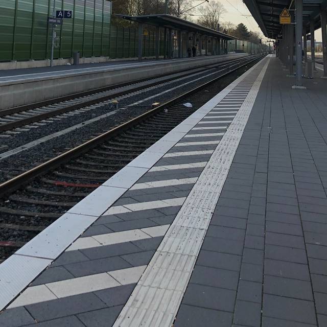 Menschenleere Bahnsteige am Bahnhof Leverkusen-Mitte