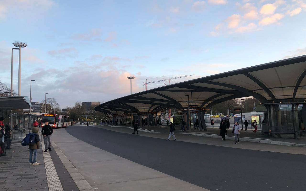 Der Wiesdorfer Busbahnhof am frühen Montagmorgen
