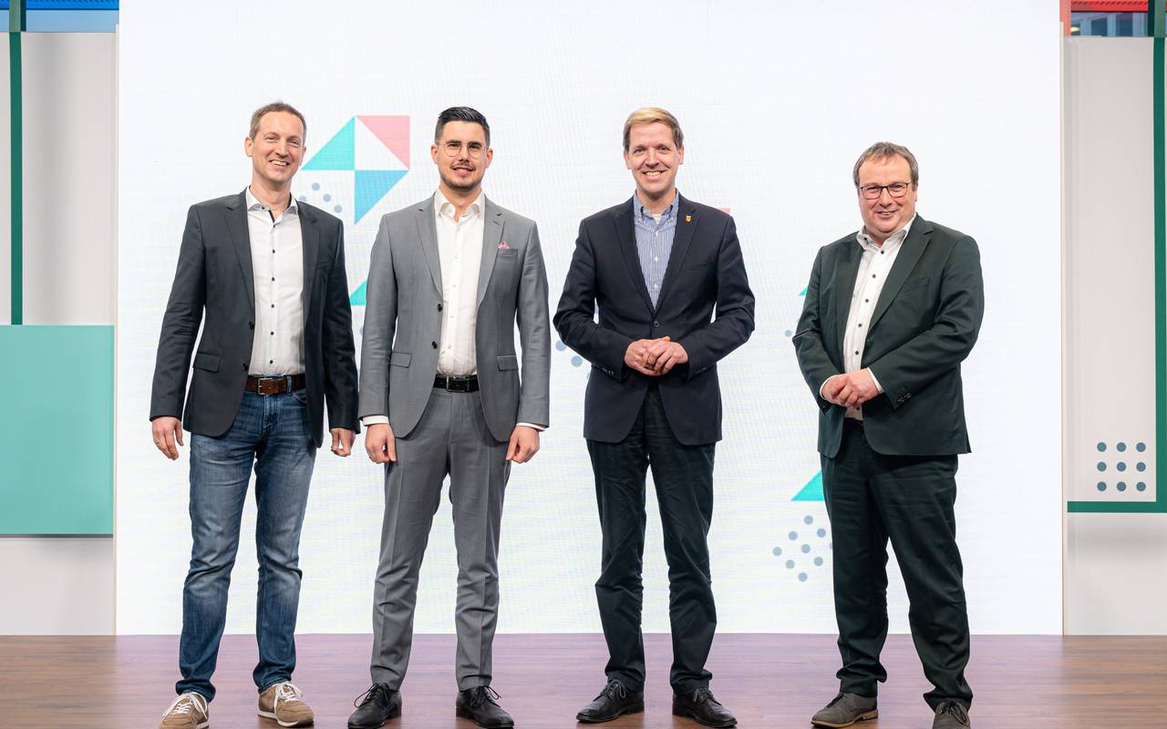 Die Sieger-Projekte des Mobilitätspreis.NRW 2023 (v.l.n.r.): Frank Nettesheim, Prokurist wupsi GmbH (Projekt efi, Platz 3); Florian Brandt, Produktmanager Vinci Construction Shared Services GmbH (Projekt Power Road by Eurovia, Platz 2); Dr. Christian Schulze Pellengahr, Landrat Kreis Coesfeld (Projekt Bürgerlabor Mobiles Münsterland, Platz 1) und Minister Oliver Krischer.