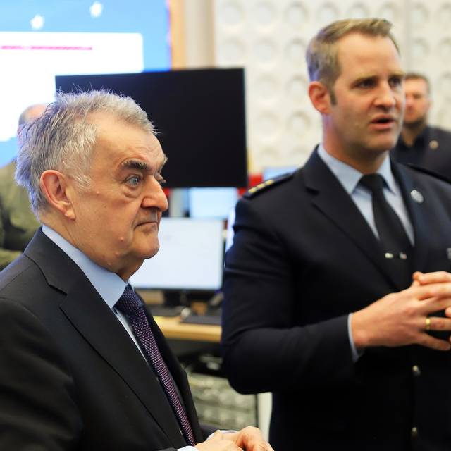Herbert Reul (CDU, l), Innenminister von Nordrhein-Westfalen, bei seinem Besuch im International Police Cooperation Center (IPCC) zur UEFA EURO 2024. Das IPCC hat die Aufgabe, alle lagerelevanten polizeilichen Informationen zu den Spielen der Fußball-Europameisterschaft zu sammeln, zu bewerten und zu steuern und somit einen bestmöglichen bundesweiten polizeilichen Informationsaustausch zu gewährleisten.