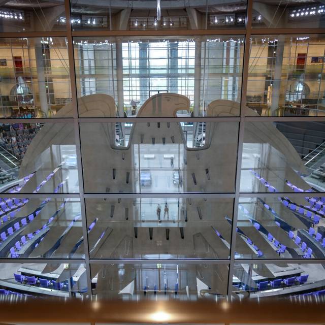 Blick auf den Bundesadler im Plenum des Bundestags