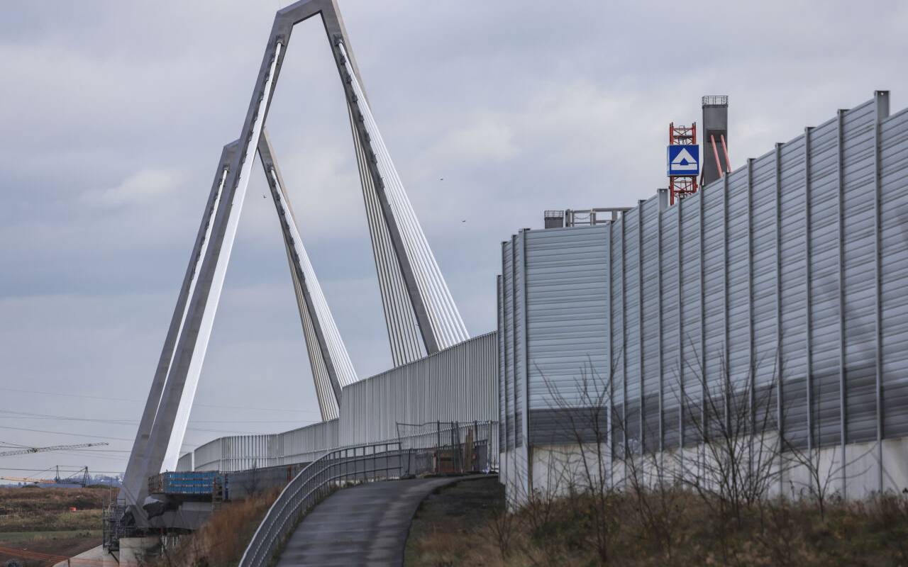 Die Träger des Neubaus der Leverkusener Autobahnbrücke an der A1 sind hinter Schallschutzwänden zu sehen.