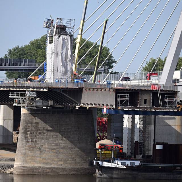 Verbogene Gerüstteile hängen an dem Pfeiler der Leverkusener Brücke. An der alten Leverkusener Rheinbrücke der Autobahn 1 ist es zu einem schweren Unfall mit Totem und mehreren Verletzten gekommen.