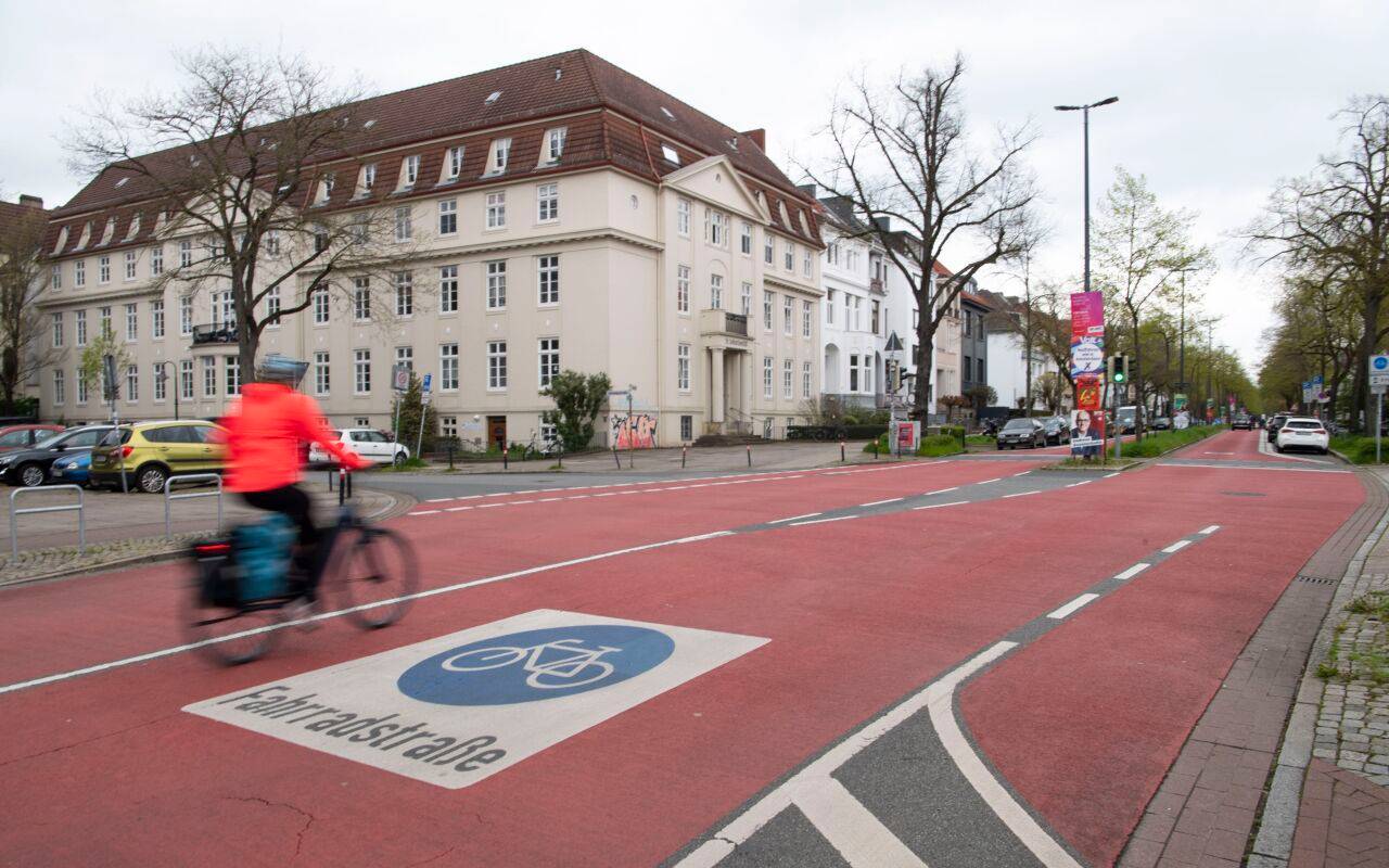 Eine Fahrradfahrerin fährt durch eine deutsche Innenstadt. Sie erhält dabei freie Fahrt, da sie eine eigene Spur bekommt.