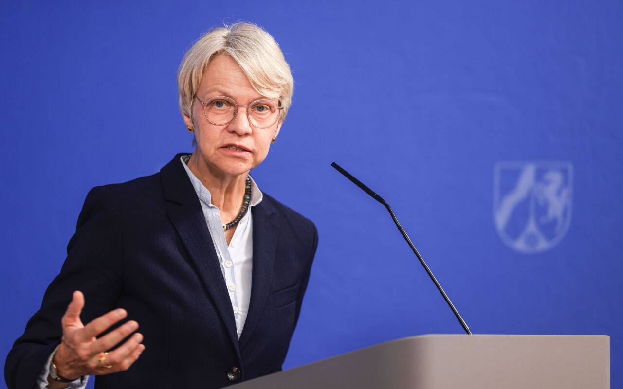 Dorothee Feller (CDU), Schulministerin äußert sich auf einer Pressekonferenz nach der Kabinettssitzung zum Haushaltsentwurf 2025 und dem Nachtragshaushalt.