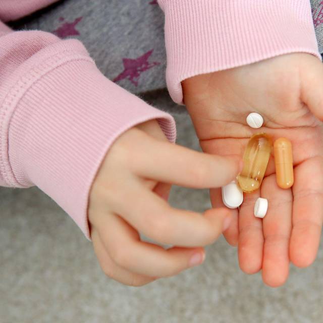 Tabletten liegen in Kinderhand