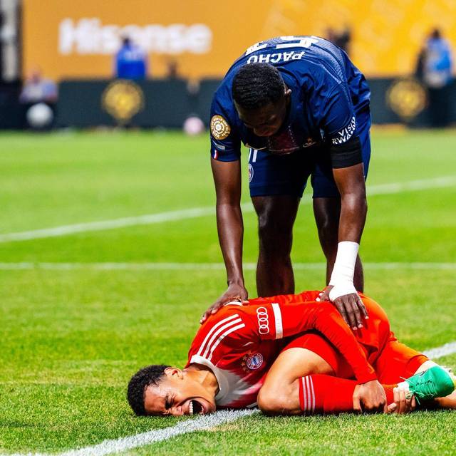 Jamal Musiala (am Boden)