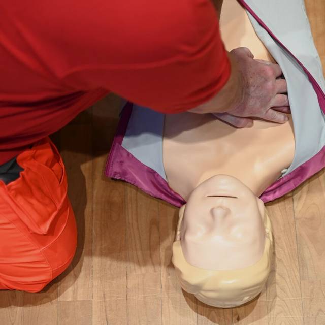 Ein Erste Hilfe-Ausbilder des Deutschen Roten Kreuzes (DRK) demonstriert eine Herz-Lungen-Wiederbelebung (HLW). (gestellte Szene)