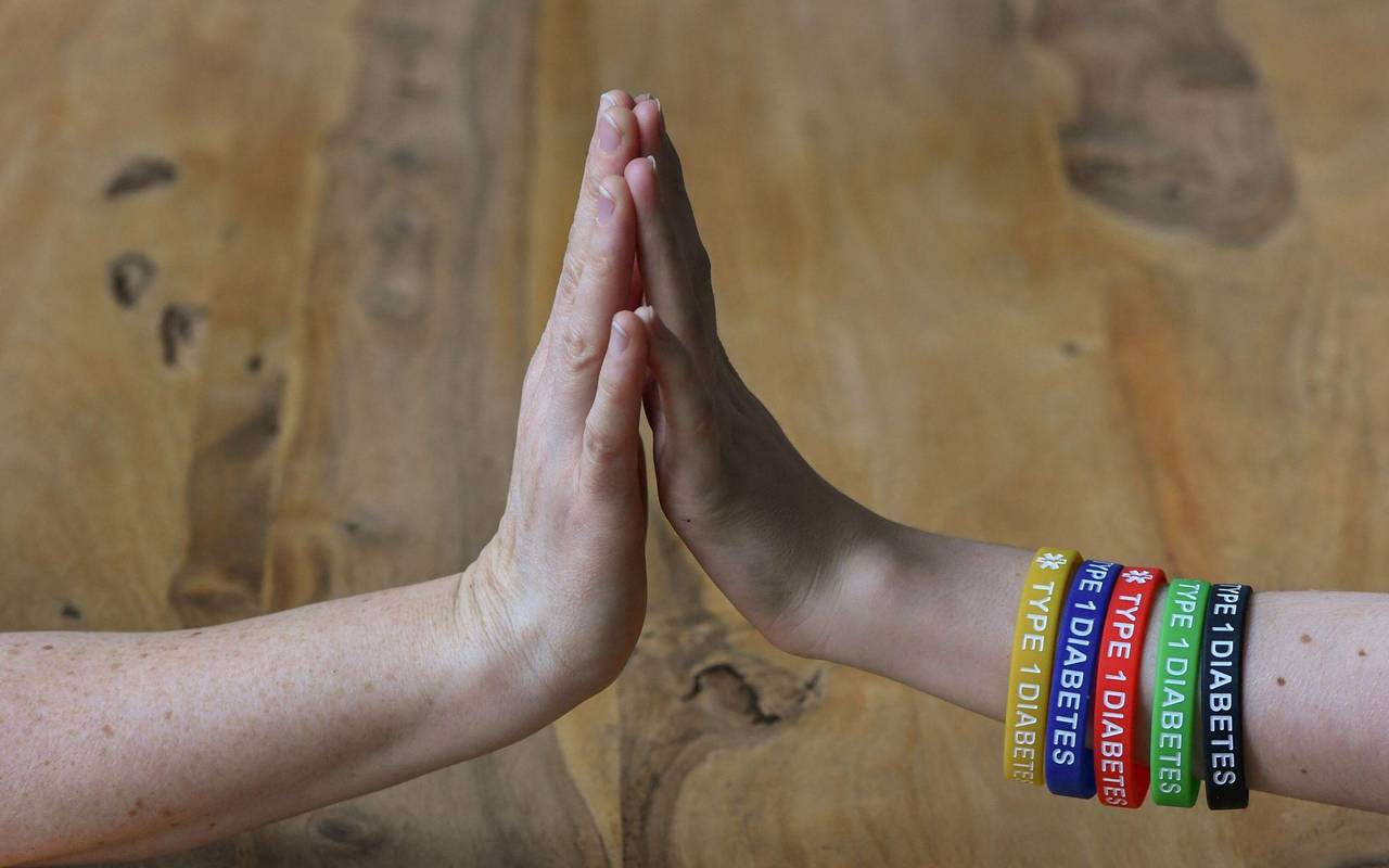 Eine Person trägt Armreifen mit der Aufschrift "Diabetes Type 1"