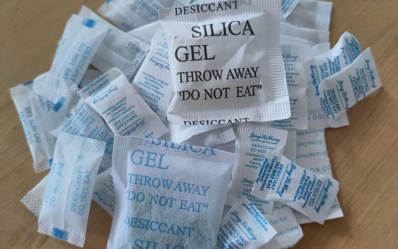 Tütchen mit Silica-Gel liegen auf einem Tisch