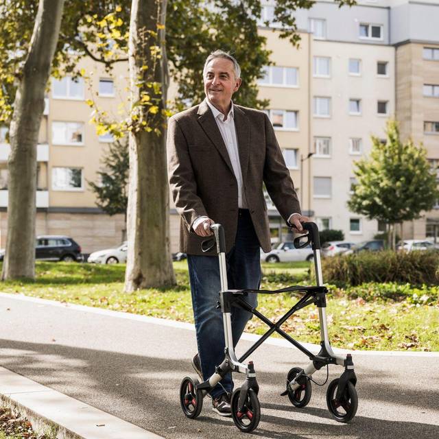 Senior läuft an einem Rollator