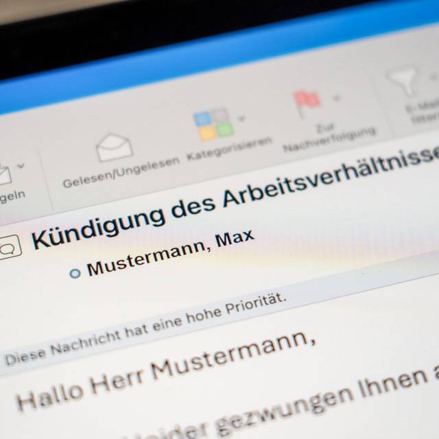 Mail mit einer Kündigung ist auf einem Laptop-Bildschirm zu sehen