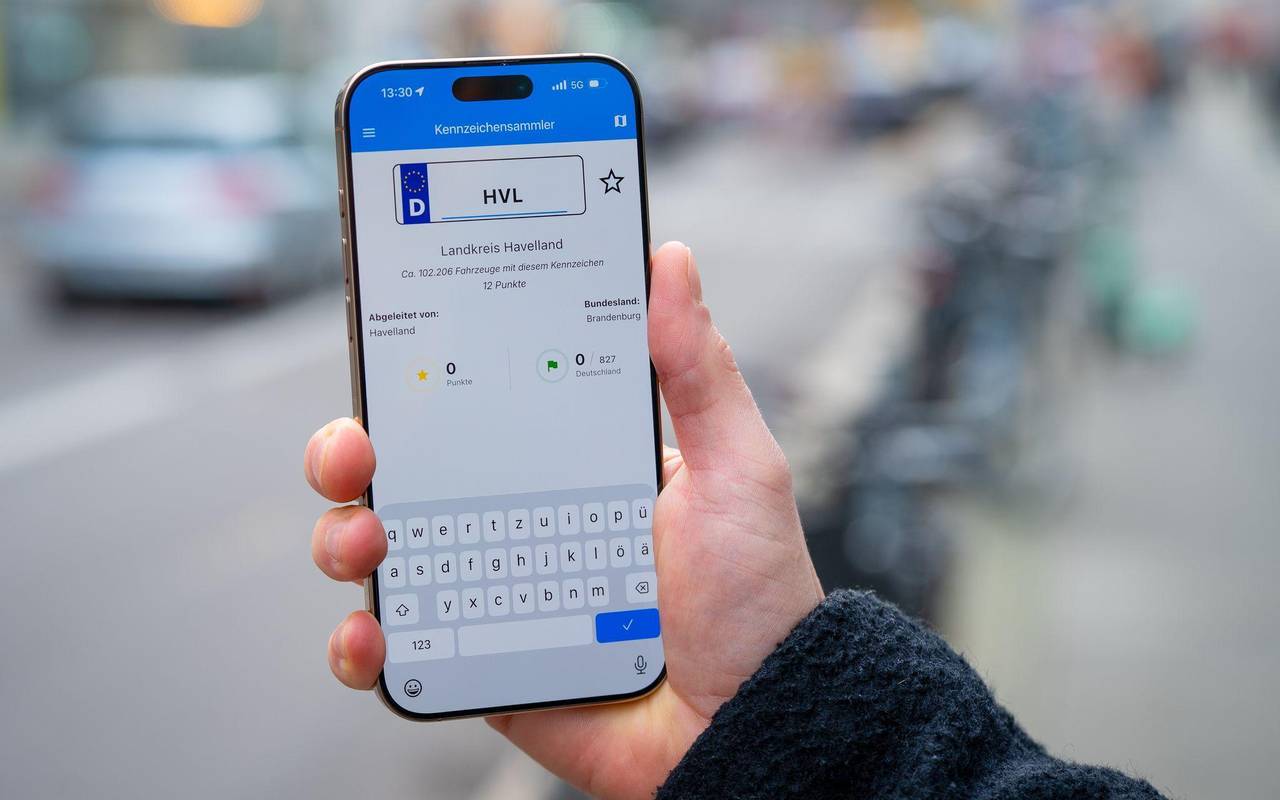 Ein Mann nutzt die App Kennzeichensammler auf einem Smartphone