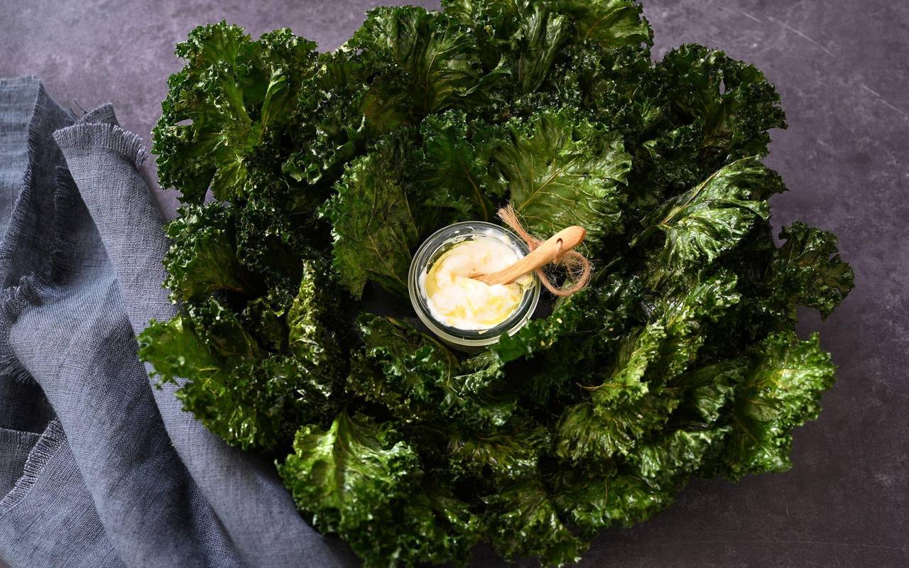 Grünkohlchips mit Zitronen-Joghurt-Dip