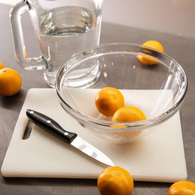 Clementinen liegen auf einem Tisch