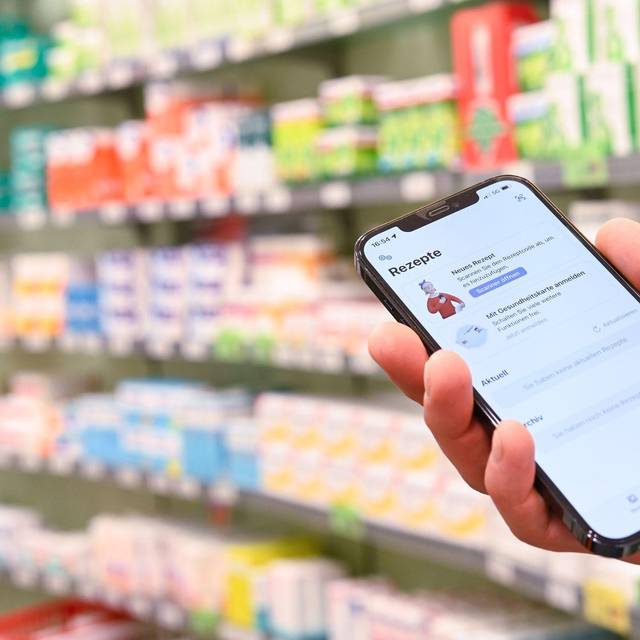 E-Rezept ist auf einem Smartphone zu sehen