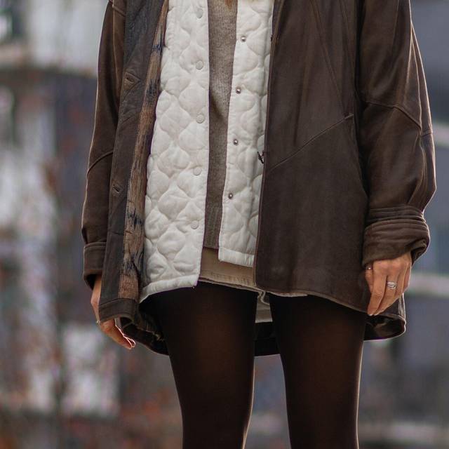 Eine Frau im Zwiebellook