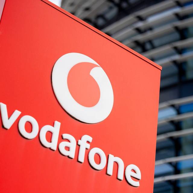 Firmenschild mit dem Logo von Vodafone steht vor Konzernzentrale
