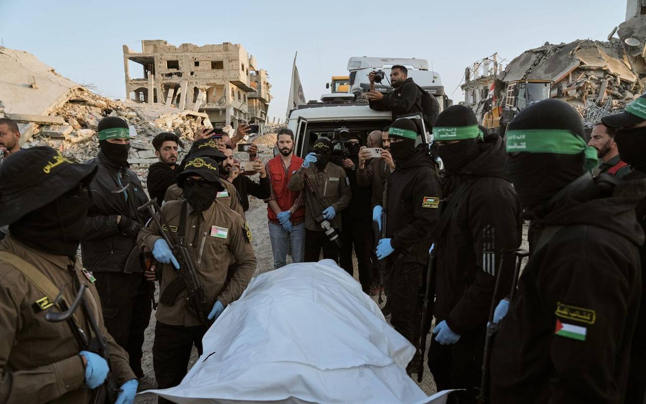 Der Islamische Dschihad und der Hamas übergeben eine Leiche.