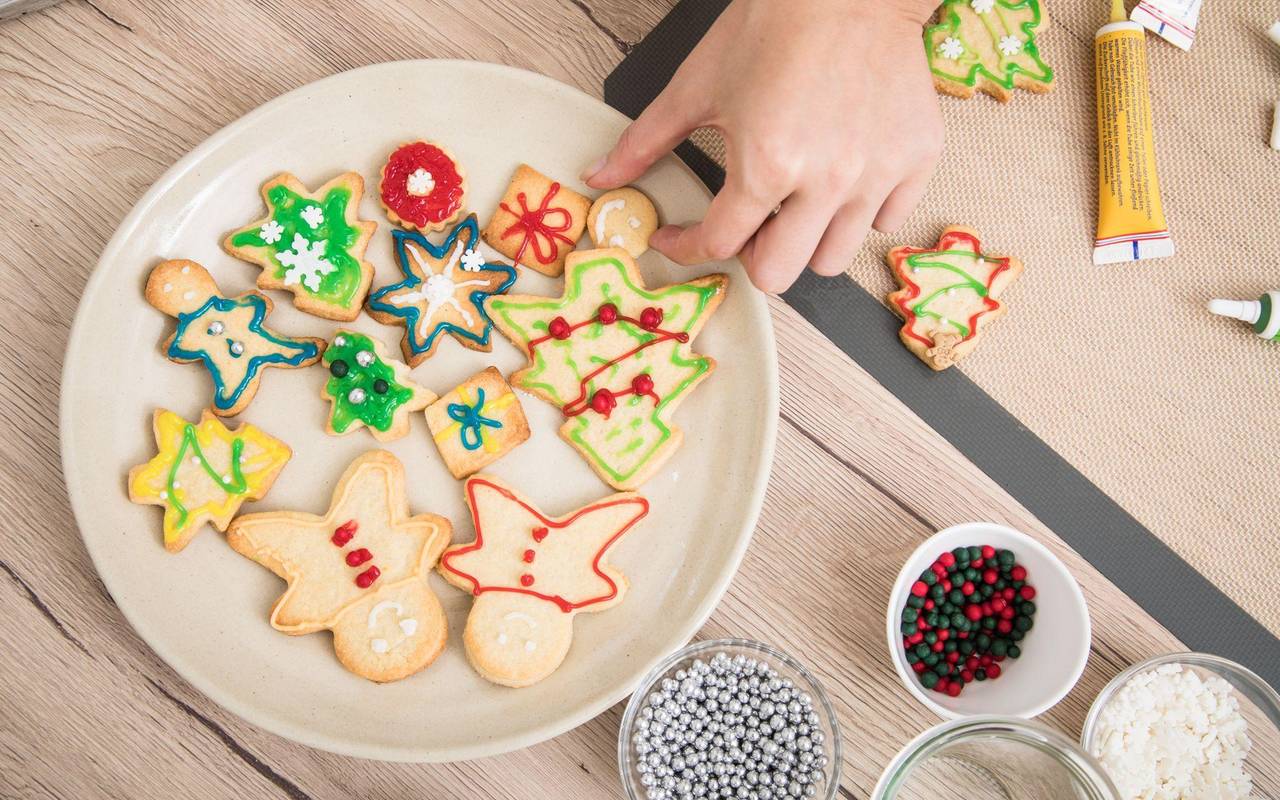 Verzierte Plätzchen leigen auf einem Teller
