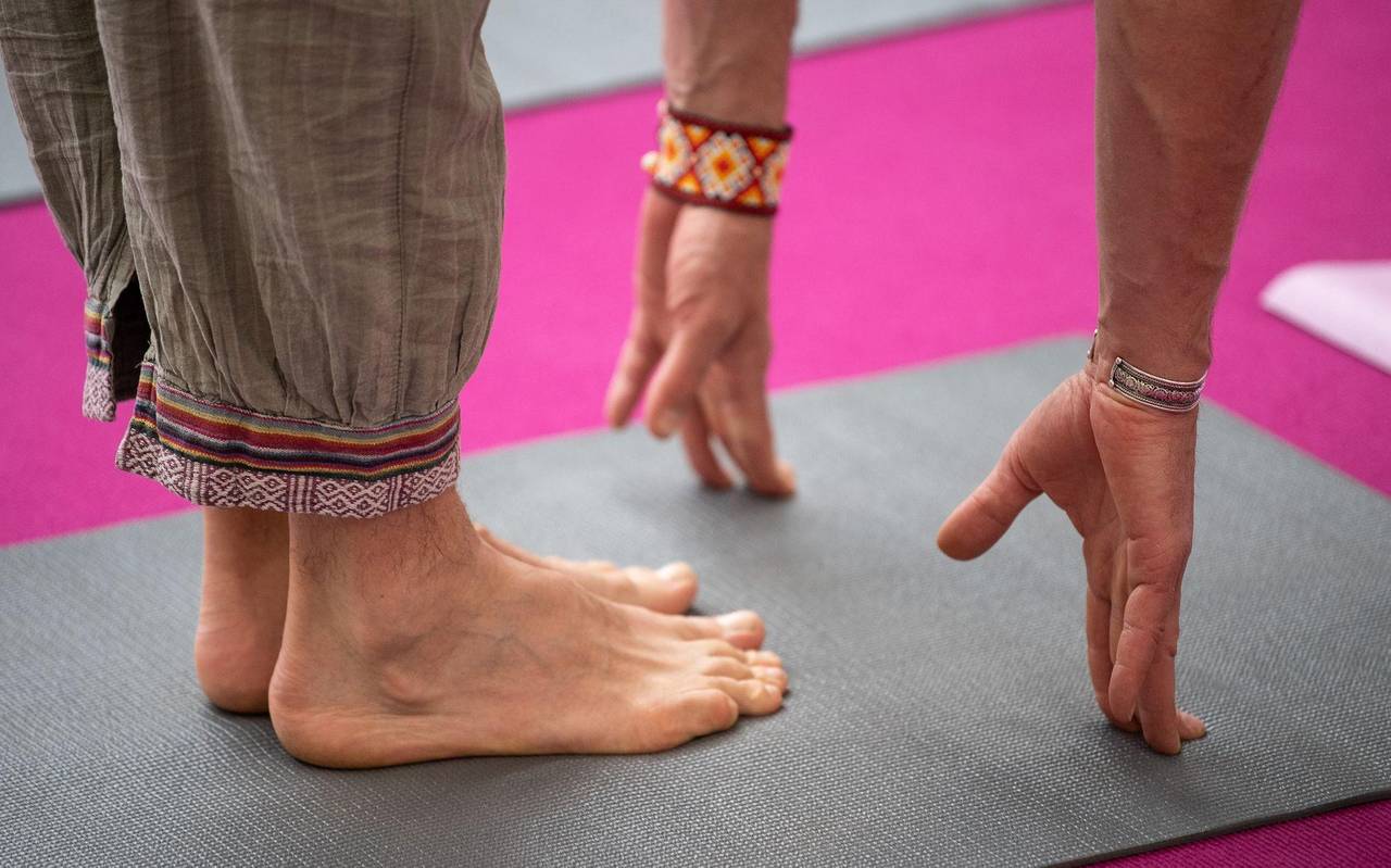 Ein Mann macht auf der Yogamesse eine Übung