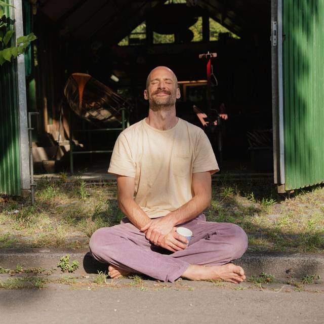 Ein Mann meditiert und genießt die Morgensonne