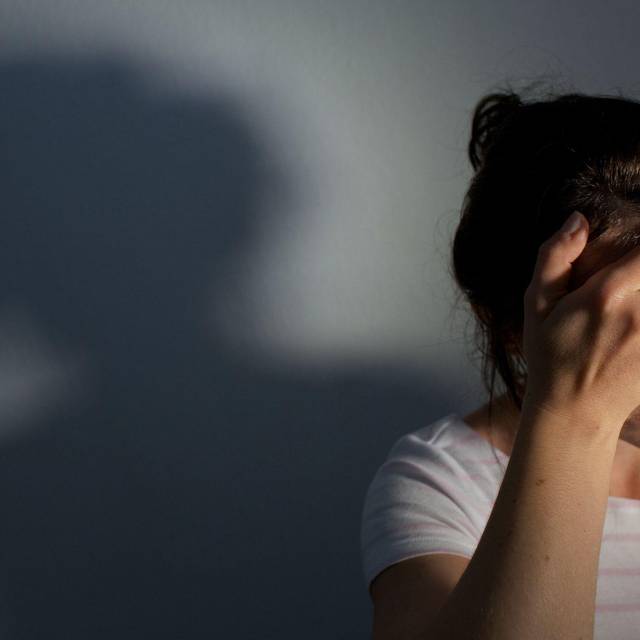 Frau fässt sich an den Kopf