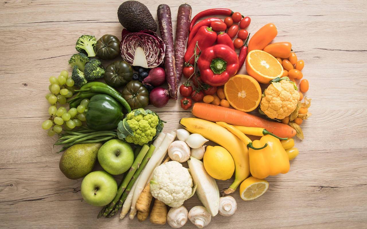 Obst und Gemüse liegt auf einem Tisch