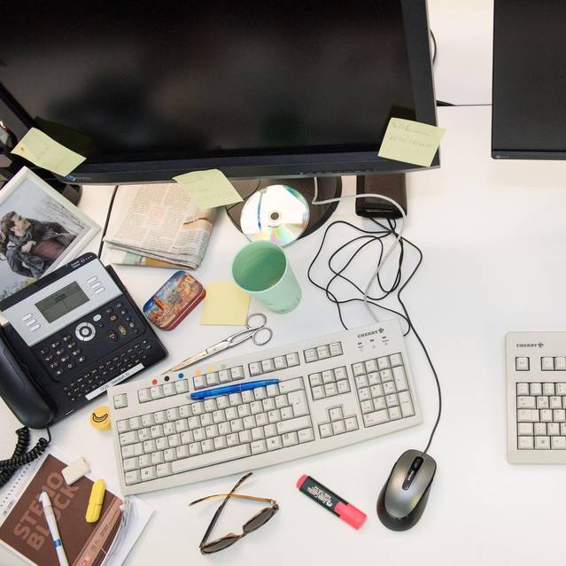 Ein aufgeräumter und voller Schreibtisch